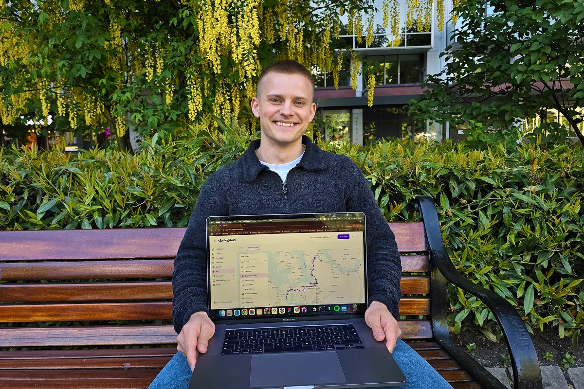 Thomas Sande Mossestad sitter på en benk med Logibud åpent på PC-en.